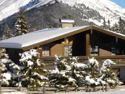 Ein allgemeiner Bergblick oder ein Berglick von des Ferienhauses aus