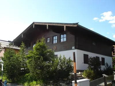 Das Gebäude in dem sich das Ferienhaus befindet