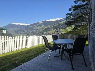 Ein allgemeiner Bergblick oder ein Berglick von des Ferienhauses aus