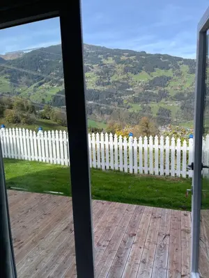 Ein allgemeiner Bergblick oder ein Berglick von des Ferienhauses aus