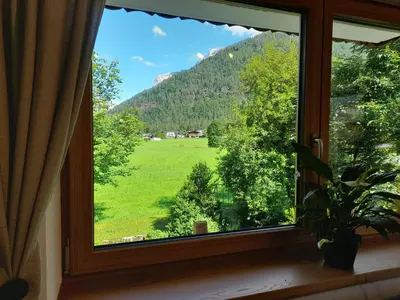 Ein allgemeiner Bergblick oder ein Berglick von der Ferienwohnung aus