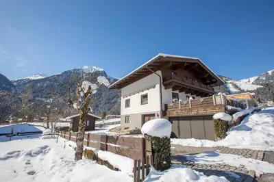Ein allgemeiner Bergblick oder ein Berglick von des Ferienhauses aus