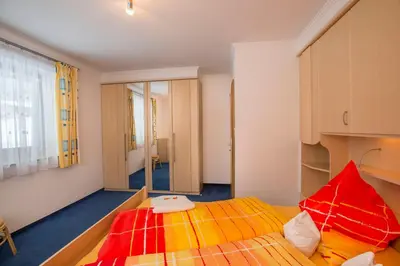Ein Bett oder Betten in einem Zimmer der Unterkunft Landhaus Vier Jahreszeiten