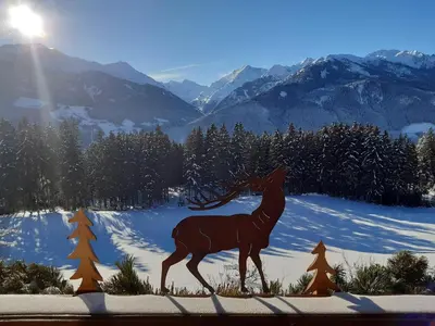 Ein allgemeiner Bergblick oder ein Berglick von des Bauernhofs aus