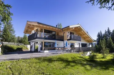 Das Gebäude in dem sich das Ferienhaus befindet