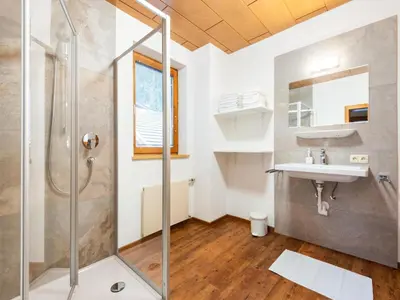 Ein Badezimmer in der Unterkunft House in Fügen near Zillertal Ski Slopes