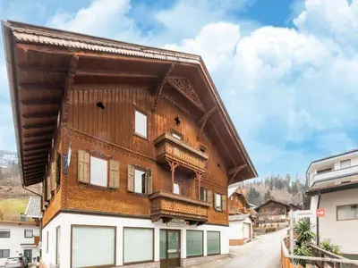 Das Gebäude in dem sich das Ferienhaus befindet