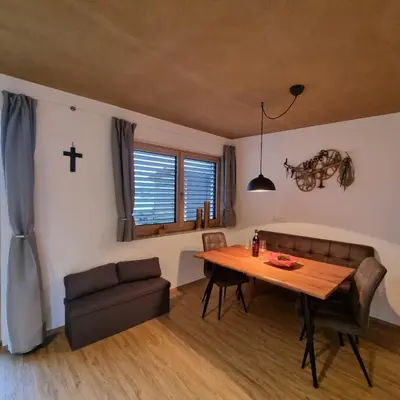 Ein Sitzbereich in der Unterkunft Apartment Zirbenzapfen