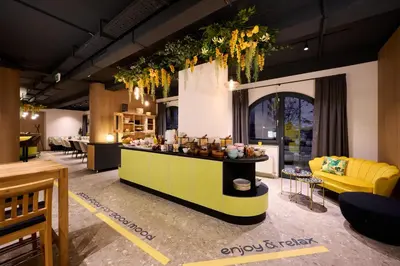 Ein Sitzbereich in der Unterkunft Boutique House happYellow Saalbach