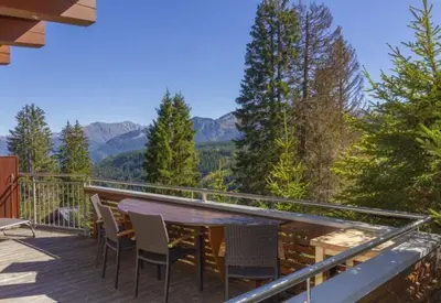 Ein allgemeiner Bergblick oder ein Berglick von des Ferienhauses aus