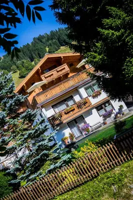 Ein Garten an der Unterkunft Anna Apartments