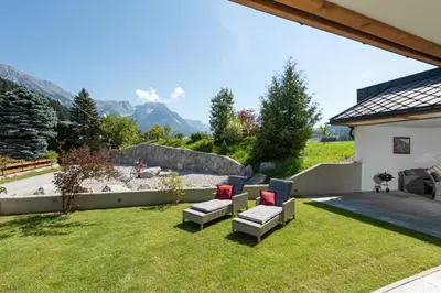 Ein allgemeiner Bergblick oder ein Berglick von der Ferienwohnung aus