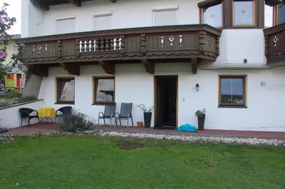 Ein Garten an der Unterkunft Haus hart im Zillertal appartement