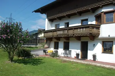 Ein Garten an der Unterkunft Haus hart im Zillertal appartement
