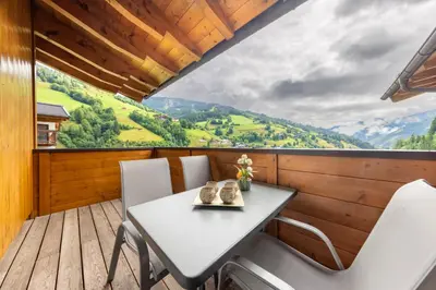 Ein allgemeiner Bergblick oder ein Berglick von des Ferienhauses aus