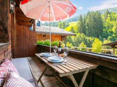 Ein allgemeiner Bergblick oder ein Berglick von des Ferienhauses aus