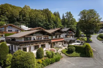 Das Gebäude in dem sich das Ferienhaus befindet