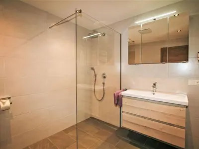 Ein Badezimmer in der Unterkunft Apartment Rumer Blick by Interhome