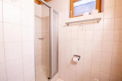 Ein Badezimmer in der Unterkunft Polle Hütte EG