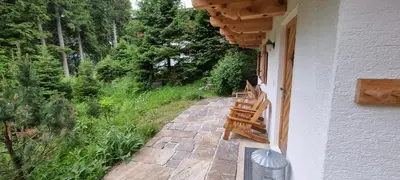 Ein Garten an der Unterkunft Polle Hütte EG