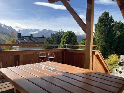 Ein allgemeiner Bergblick oder ein Berglick von des Ferienhauses aus