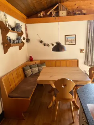 Ein Sitzbereich in der Unterkunft Kosbacher Hütte