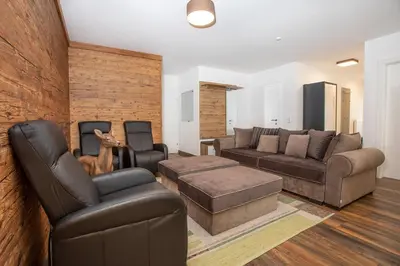 Ein Sitzbereich in der Unterkunft Chalet Hirsch