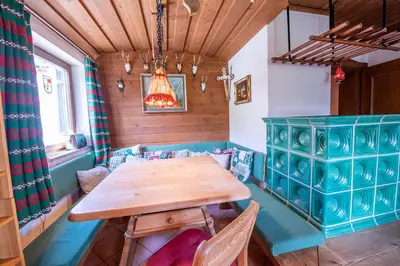 Ein Sitzbereich in der Unterkunft Höchstädter Hütte