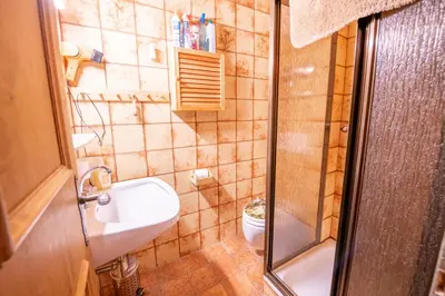 Ein Badezimmer in der Unterkunft Höchstädter Hütte
