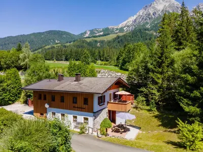 Ein allgemeiner Bergblick oder ein Berglick von des Ferienhauses aus