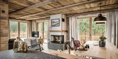 Ein Sitzbereich in der Unterkunft Farm Resort Geislerhof - Private Chalets