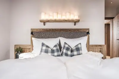 Ein Bett oder Betten in einem Zimmer der Unterkunft Farm Resort Geislerhof - Private Chalets