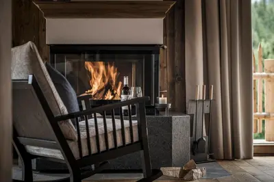 Ein Sitzbereich in der Unterkunft Farm Resort Geislerhof - Private Chalets
