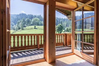Ein allgemeiner Bergblick oder ein Berglick von der Ferienwohnung aus