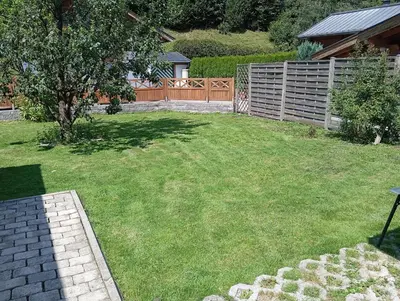 Ein Garten an der Unterkunft Ferienwohnung Maier