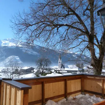 Ein allgemeiner Bergblick oder ein Berglick von des Chalets aus