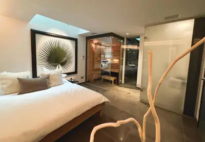 Ein Bett oder Betten in einem Zimmer der Unterkunft KITZ DELUXE SUITE 1 & 2 im Zentrum mit eigenem SPA & PARKEN by belle-stay