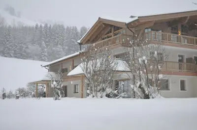 Alpen Chalet Dorfwies im Winter