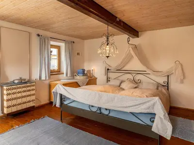 Ein Bett oder Betten in einem Zimmer der Unterkunft Historic farmhouse 200 years old meets new