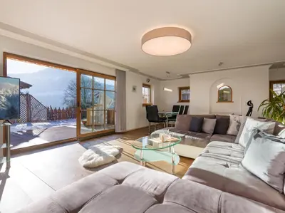 Ein Sitzbereich in der Unterkunft TraumChalet mit Sauna in Kirchberg im Skigebiet Kitzbühel