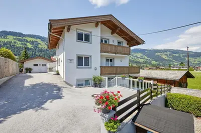 Ein allgemeiner Bergblick oder ein Berglick von der Ferienwohnung aus