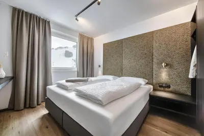 Ein Bett oder Betten in einem Zimmer der Unterkunft EAGLE Suite