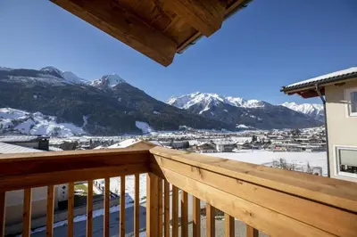 Ein allgemeiner Bergblick oder ein Berglick von des Ferienhauses aus