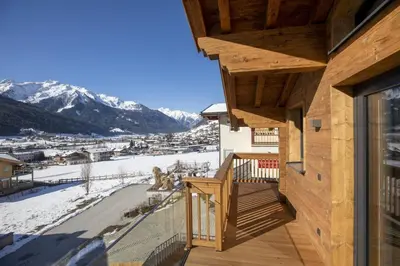 Ein allgemeiner Bergblick oder ein Berglick von des Ferienhauses aus