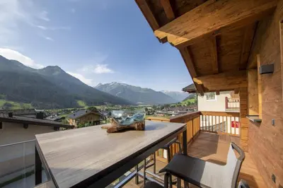 Ein allgemeiner Bergblick oder ein Berglick von des Ferienhauses aus