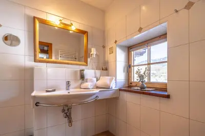 Ein Badezimmer in der Unterkunft Gasthof Auwirt in Aurach