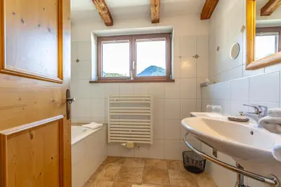 Ein Badezimmer in der Unterkunft Gasthof Auwirt in Aurach