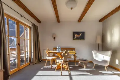 Ein Sitzbereich in der Unterkunft Gasthof Auwirt in Aurach