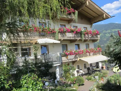Ein allgemeiner Bergblick oder ein Berglick von der Pension aus