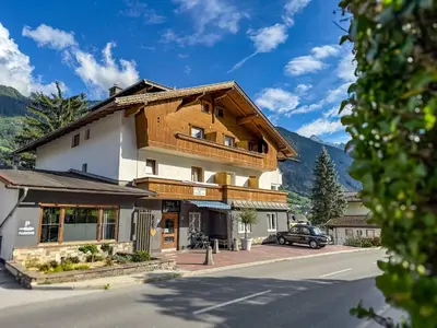 Ein allgemeiner Bergblick oder ein Berglick von des Aparthotels aus